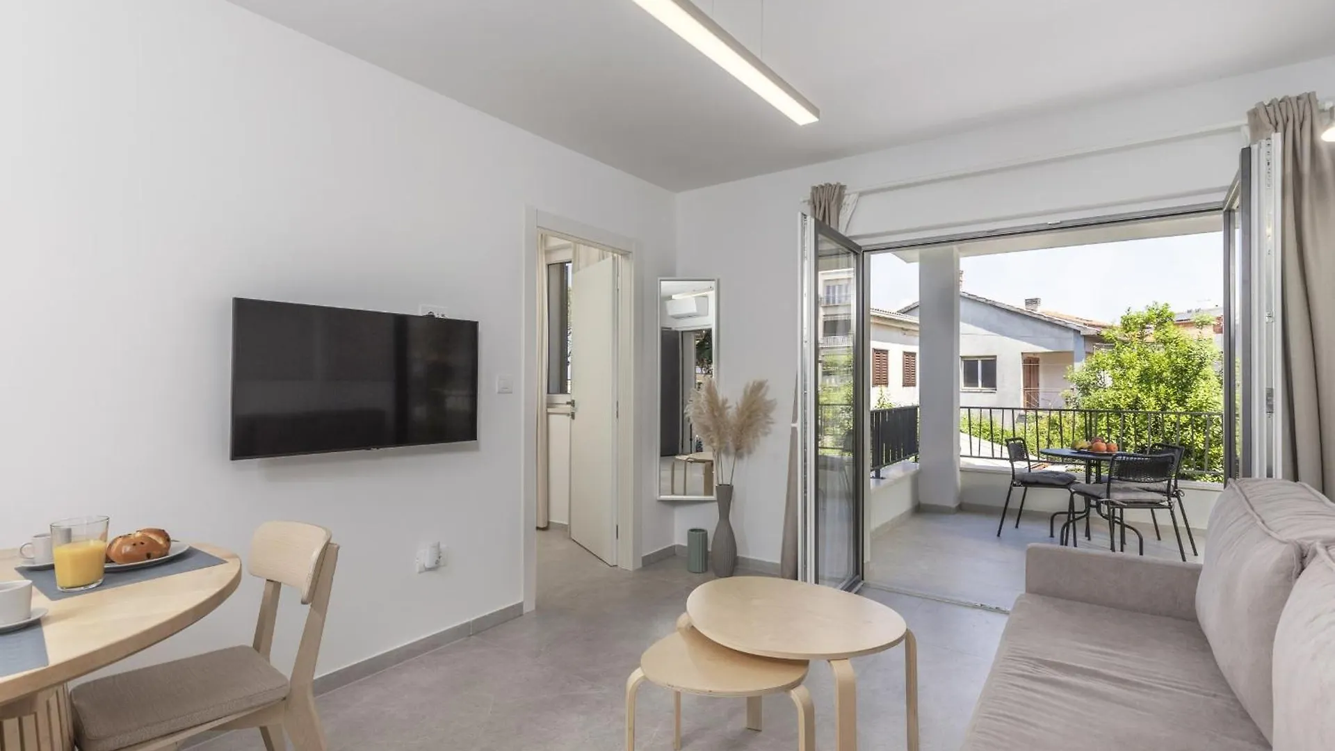 Apartments White And Green Malinska